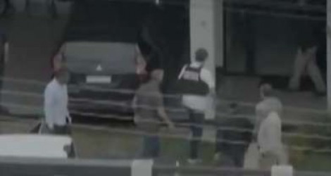 Surgem imagens da chegada de Bolsonaro em casa usando colete