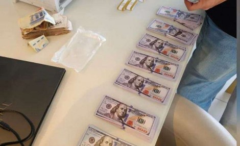 Polícia apreende cédulas falsas, carro e joias na casa de influenciadora com milhões de seguidores