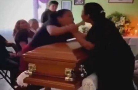 Duas mulheres brigam em velório após descobrirem que ambas mantinham relação amorosa com o falecido (veja o vídeo)