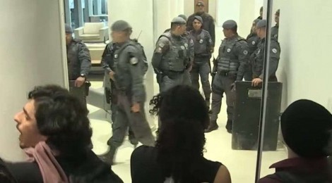 PM acaba com a inacreditável farra de estudantes no prédio da USP (veja o vídeo)