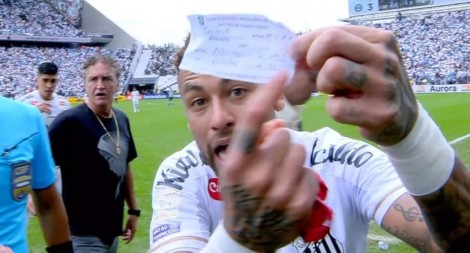 No último jogo antes da convocação, algo bizarro acontece com Neymar e Santos toma goleada