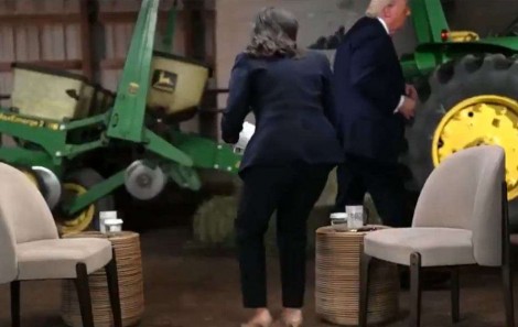 Trump deixa jornalista "desonesta e parcial" falando sozinha (veja o vídeo)