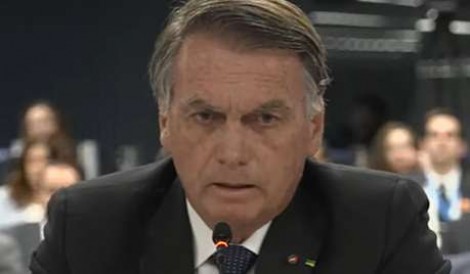 Tornozeleira de Bolsonaro apresenta falha antes de partida da Seleção Brasileira