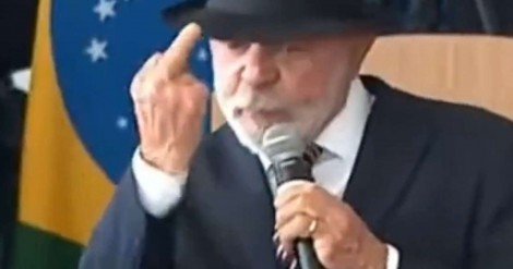 Em ataque de fúria, Lula faz gesto obsceno