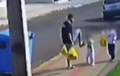 Mãe de menina chutada pelo pai vê imagens nas redes sociais e toma atitude