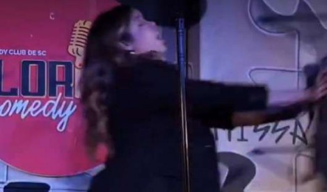 Humorista leva cadeirada durante show (veja o vídeo)