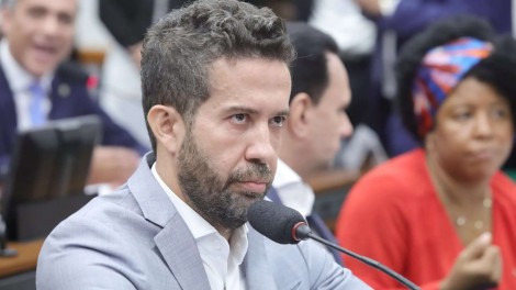 Senador pede a prisão da Janones após ataques a ministro do STF