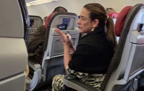 Abatida, Soraya é hostilizada em voo para SP: “Deu dó”, diz jornalista