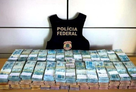 PF apreende carro abarrotado com muito dinheiro dentro de estacionamento em importante capital do país