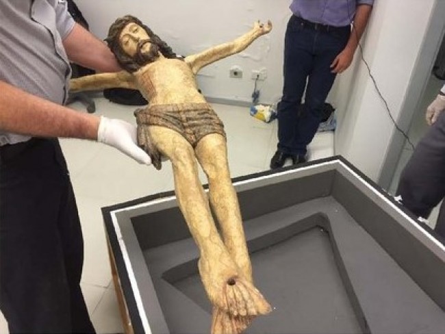 Crucifixo encontrado num cofre de Lula