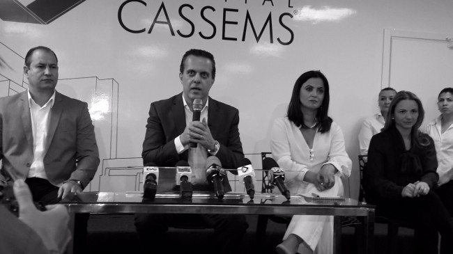 Mesa diretora na coletiva de imprensa