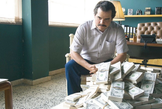 Moura interpretando Pablo Escobar