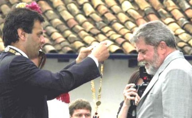 Lula condecorado por Aécio