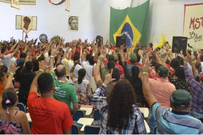 (MST celebra 35 anos com “Lula Livre” e mensagens de resistência)