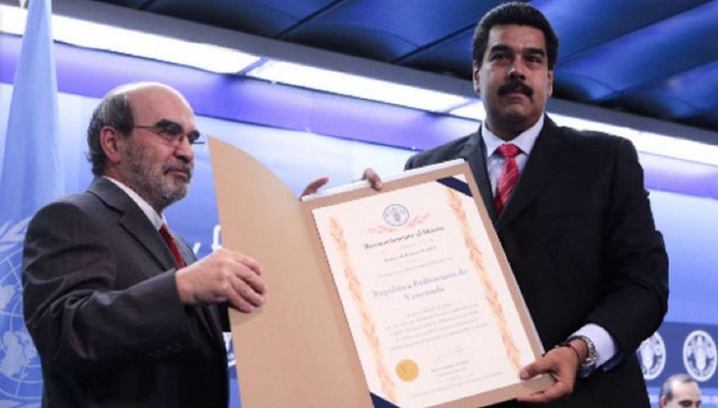 Foto: Petista da FAO, órgão da ONU, dá ao tirano Maduro prêmio por combate à fome na faminta Venezuela, em 2015.