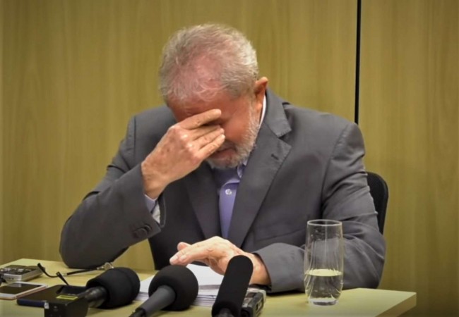 Ex-presidente Lula concede entrevista na Polícia Federal em Curitiba (Foto: Reprodução/YouTube El País)