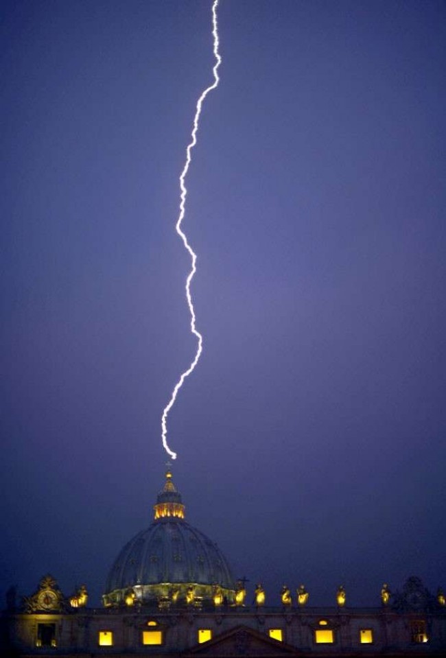 Foto da Basílica de São Pedro, no Vaticano, tirada no dia em que Papa Bento XVI renunciou ao pontificado, em 11/02/2013. (Foto: Filippo Monteforte/AFP)