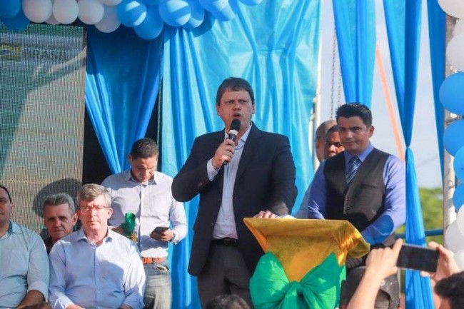 O governador Helder Barbalho e o ministro de Infraestrutura, Tarcísio Freitas, participaram da inauguração, realizada no KM-120 da Transamazônica, na altura da Vila Jarbas Passarinho, em Palestina do Pará.