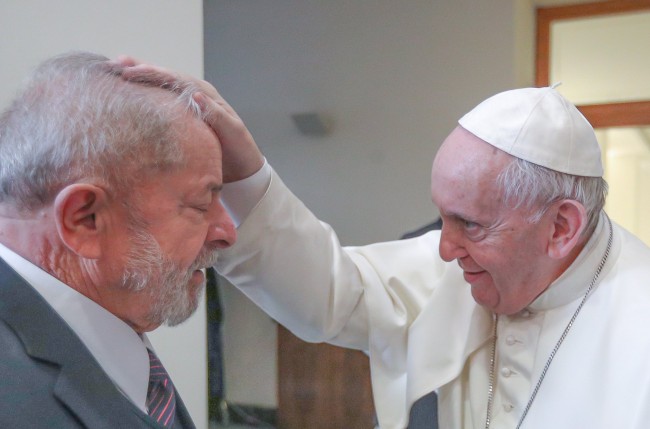 Papa rezando por Lula