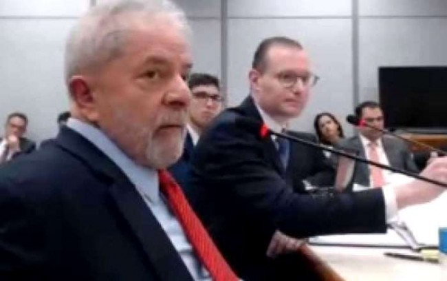 Lula novamente no banco dos réus