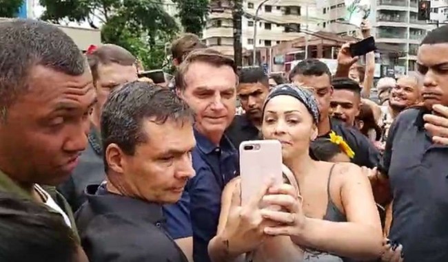 Bolsonaro faz selfie com admiradora