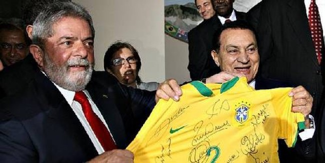 Lula presenteando o amigo Hosni Mubarak