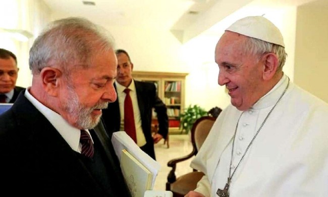 Lula sendo recebido por Francisco