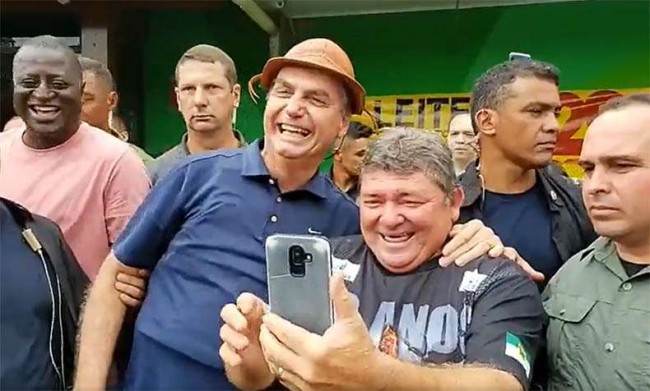 Jair Bolsonaro em passeio em Guarujá