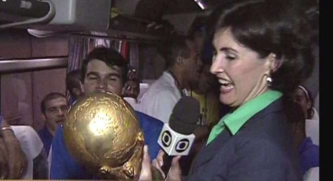 Fátima Bernardes, no ônibus da Seleção, com a Copa.