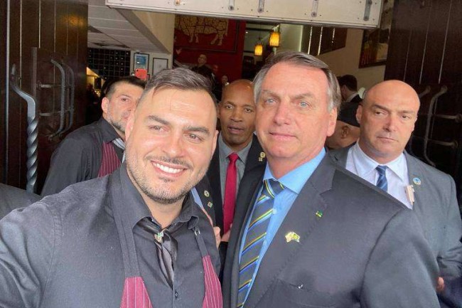 Garçom que atendeu Bolsonaro, faz selfie.