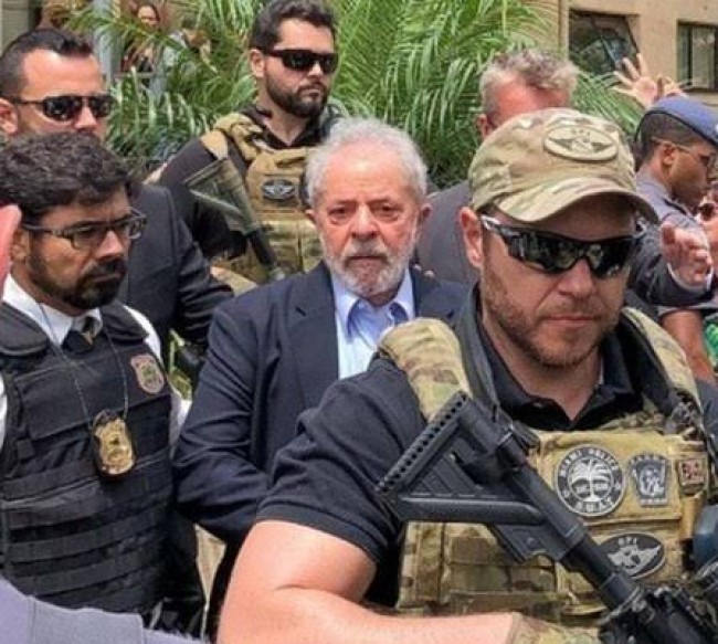Lula sendo carregado por agentes da Polícia Federal