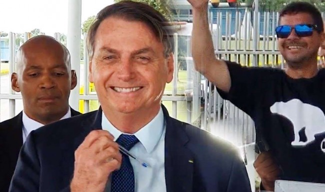 Bolsonaro mostra a caneta a apoiadores