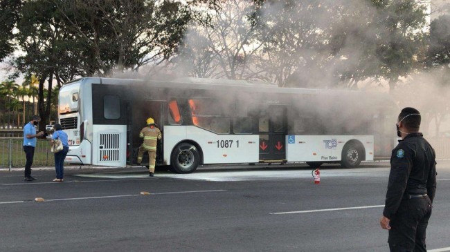 Ônibus em chamas em frente ao Palácio do Planalto