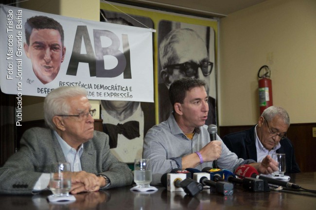 Presidente da ABI, Paulo Jerônimo de Sousa (Pagê), Glenn Greenwald e Cid Benjamin, durante ato na entidade