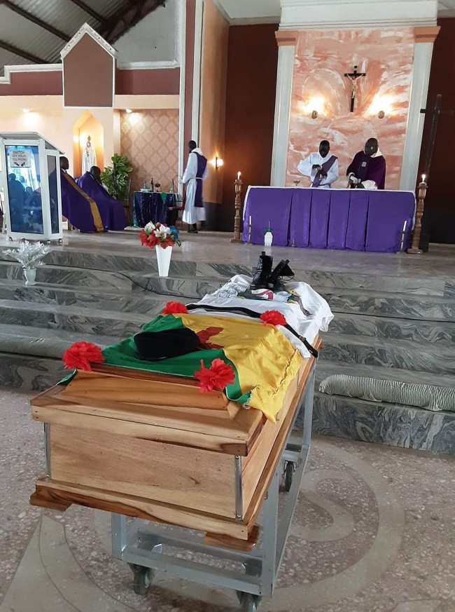 O caixão da igreja é um padre católico morto pela milícia Fulani.