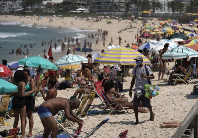 Praia da Macumba, na Zona Oeste do Rio, estava cheia na manhã desta sexta (2) — Foto: Marcos Serra Lima/ G1