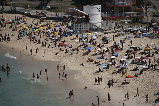 Praia lotada no Rio de Janeiro no fim da manhã desta sexta-feira (2) — Foto: Marcos Serra Lima/ G1