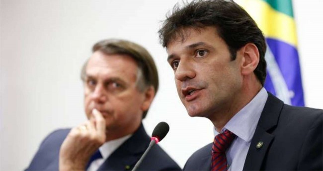 Jair Bolsonaro (ao fundo) e Marcelo Álvaro Antônio