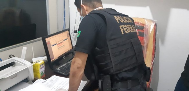 Agentes fazendo buscas em endereço durante operação — Foto: PF/Divulgação