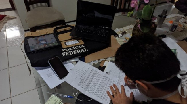 Polícia Federal apreendeu documentos em operação contra o tráfico internacional de drogas, nesta segunda-feira (9) — Foto: Polícia Federal/Divulgação