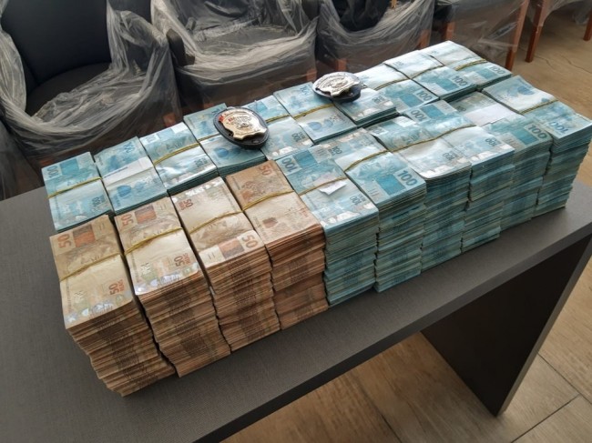Grande quantidade de dinheiro que estava escondida em uma caixa — Foto: Polícia Federal/Divulgação