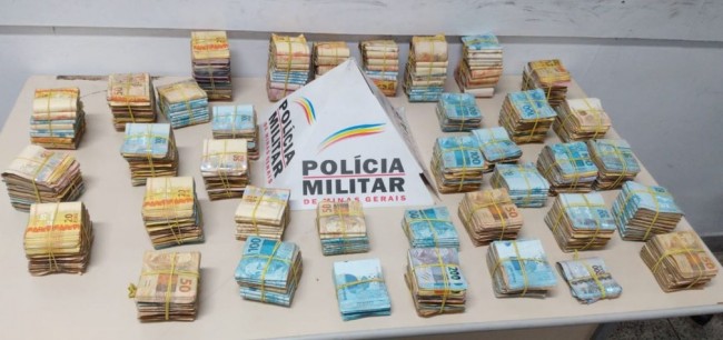 PM contou o dinheiro e havia R$ 400 mil — Foto: Polícia Militar/Divulgação
