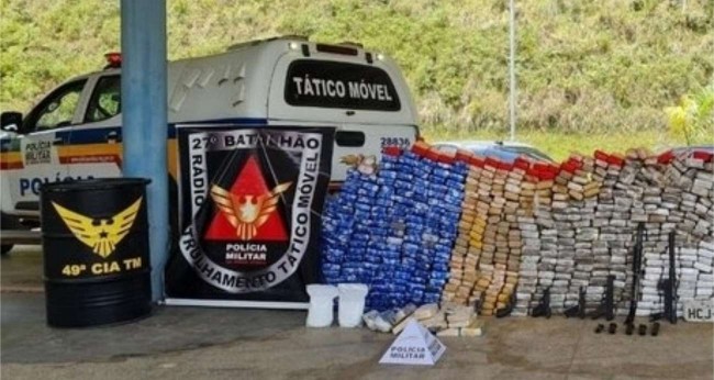 Droga apreendida foi exposta no pátio da Polícia Militar - Divulgação / PMMG