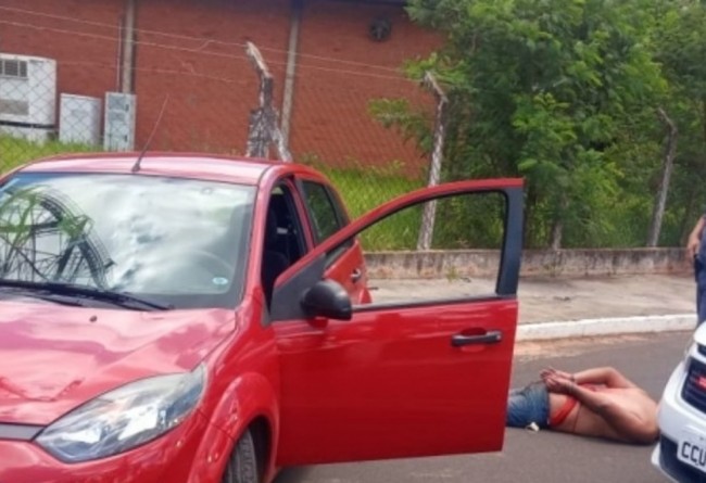 Homem roubou carro da vítima e acabou preso pela Polícia Militar — Foto: João Trentini/Divulgação