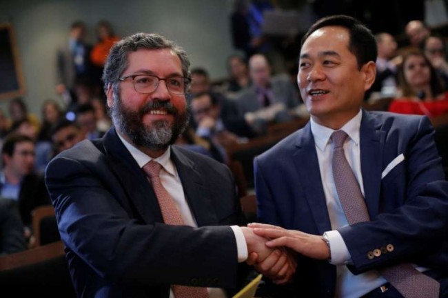 Ernesto Araújo e embaixador da China, Yang Wanming: dois bons negociadores a serviço de seus países - Foto: Reuters