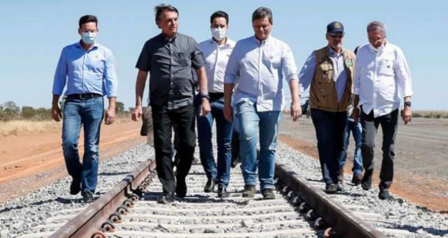Bolsonaro e equipe em ação - Reprodução internet
