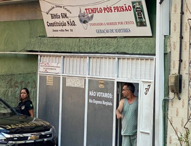 Tupirani da Hora abre a porta para agentes da PF, que foram cumprir mandados — Foto: Reprodução