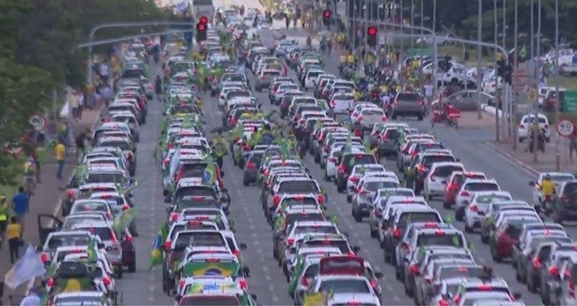 Carreata contra medidas de restrição em Brasília — Foto: TV Globo/Reprodução