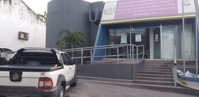 Juiz manda soltar o próprio filho preso por embriaguez ao volante na Delegacia Civil de Floriano — Foto: Aparecida Santana/TV Clube