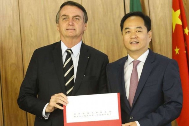 Bolsonaro e o embaixador Yang Wanming - Reprodução internet
